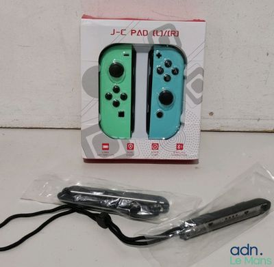 emballage d'une Nintendo Switch Lite dans un paquet, à côté d'une paire de ciseaux