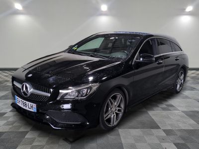 Une Mercedes CLA noire est garée dans une grande pièce