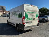 une camionnette garée dans un parking