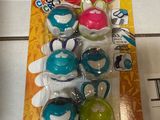 un paquet de gommes en forme de bonbons sur le comptoir
