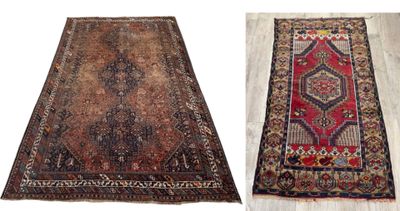 deux tapis aux couleurs et aux motifs différents