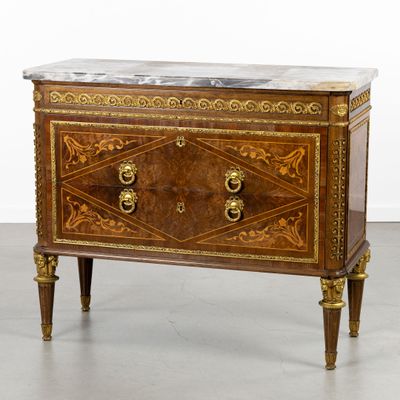 une photo d'une commode au plateau en marbre