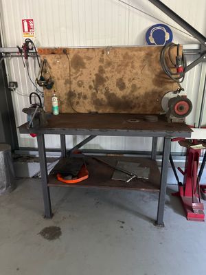 une image d'un établi dans un garage