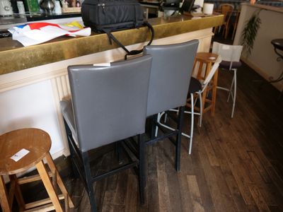 trois chaises placées devant un bar