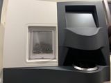 une image montrant un gros plan d'une machine posée sur une table