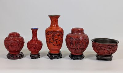 cinq vases et un bol posés sur une table