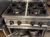 une cuisinière à deux feux sur laquelle est posée une casserole