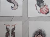 quatre cartes représentant des animaux, posées sur une table