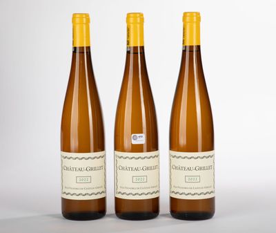 trois bouteilles de vin posées l'une à côté de l'autre sur une table
