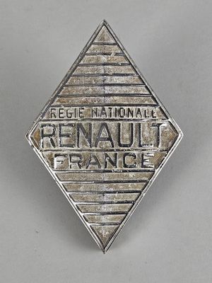 un gros plan d'un insigne en métal orné d'un diamant