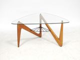 une table basse en verre avec des pieds en bois et un plateau triangulaire en verre