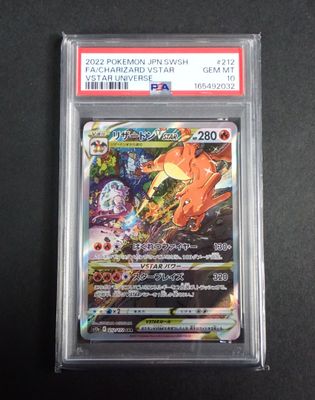 gros plan d'une carte pokemon sur une table