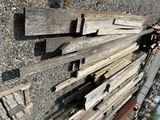 plusieurs morceaux de bois sont empilés les uns sur les autres par terre