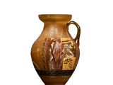 un vase orné d'une peinture posé sur une surface blanche