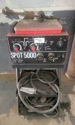 une petite machine qui se trouve dans le garage