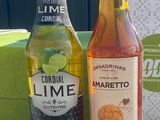 deux bouteilles d'alcool posées sur une table à côté d'une boîte