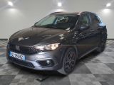 la voiture grise est garée sur un sol en damier dans le garage