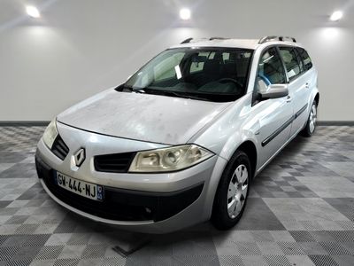 la photo d'une voiture argentée garée dans un garage