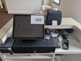 un ordinateur portable posé sur un bureau sur lequel se trouve une imprimante