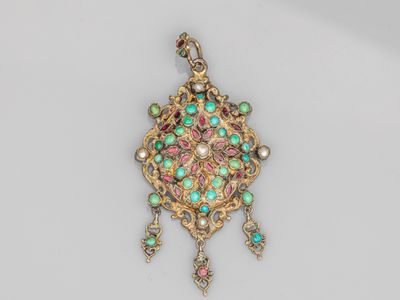 un pendentif en émail doré, turquoise et rose