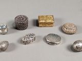 de nombreux types de bijoux en argent et en or posés sur la table