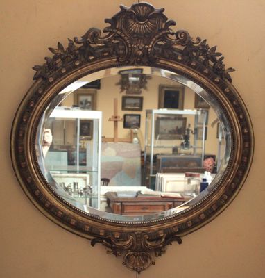 un miroir accroché au mur d'une pièce