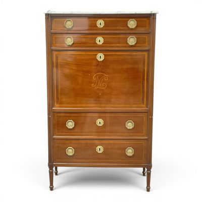 une photo d'une commode en bois avec des ferrures en laiton