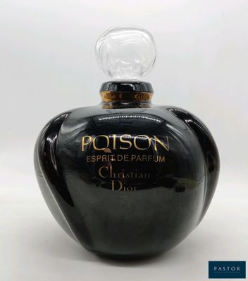 une image représentant un flacon de parfum sur fond blanc