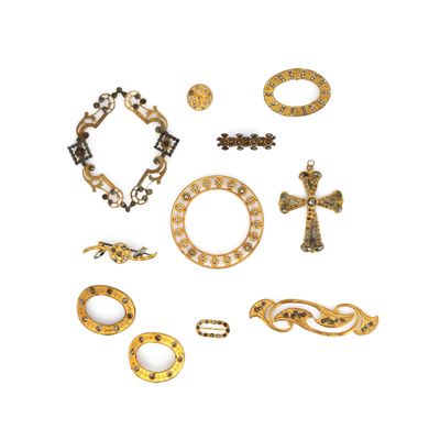 une image représentant une collection de bijoux en or et en argent sur fond blanc
