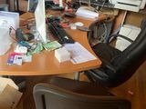 un bureau avec un ordinateur et une chaise dans une pièce