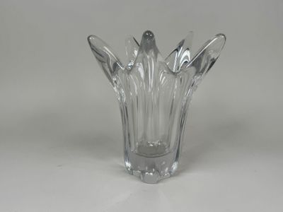 vase en verre transparent posé sur une surface blanche, avec un fond blanc