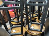 un grand nombre de chaises empilées les unes sur les autres