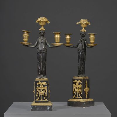 paire de candélabres en bronze et en bronze patiné sur socle