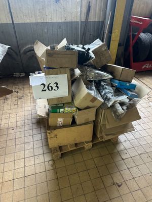 une pile de cartons sur une palette dans un entrepôt