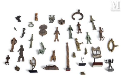 de nombreuses figurines de toutes sortes exposées sur un fond blanc