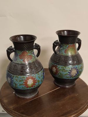 deux vases posés sur une petite table