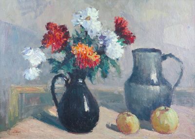 un tableau représentant un vase rempli de fleurs et de pommes posé sur une table