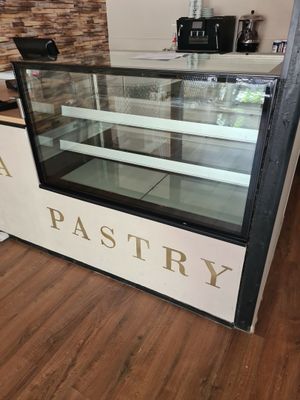 une vitrine à pâtisseries au milieu d'une cuisine