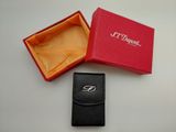 une boîte rouge et une boîte noire contenant chacune une bague