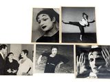 quatre photographies en noir et blanc d'une femme et d'un homme posant pour une photo
