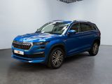 Un SUV bleu est garé dans une grande pièce