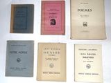 plusieurs vieux livres sont alignés sur une surface blanche