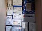 une boîte remplie de différents types de fils électriques