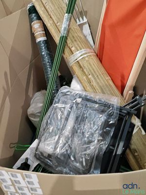 une boîte en carton remplie d'objets hétéroclites
