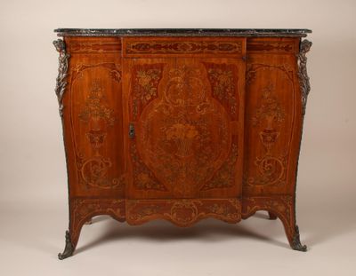 une vieille armoire en bois avec un plateau en marbre, sur fond blanc