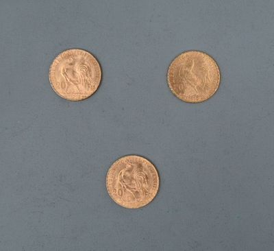quatre types de pièces différents sont représentés sur un fond bleu
