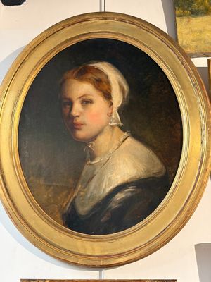 un tableau représentant une femme en robe noire et un tableau représentant une femme en robe blanche