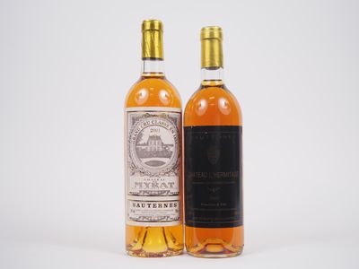 deux bouteilles de vin posées l'une à côté de l'autre sur une surface blanche