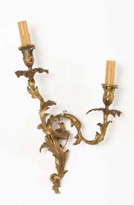 Applique ancienne en bronze doré, à deux lumières.