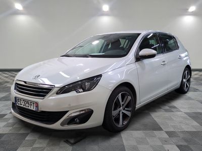 la voiture blanche est garée sur un carrelage à carreaux